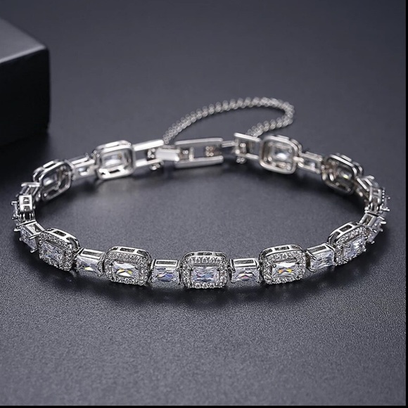 Jewelry - 🌺 Swarovski Crystals The Edilma Bracelet